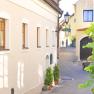 Schmale Gasse in der Wachau mit gelben H&auml;usern und Laterne.