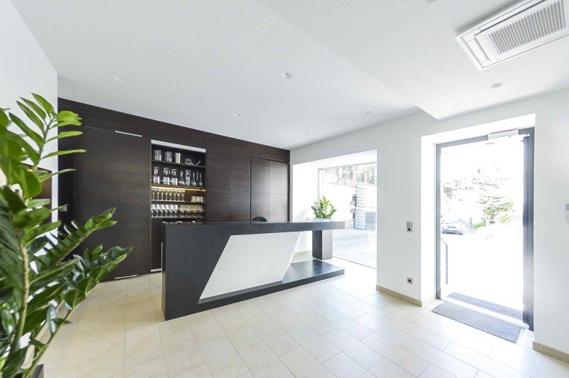 Moderner Verkostungsraum mit Theke und Regalen im Weingut Stadt Krems.