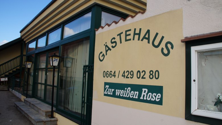 G&auml;stehaus zur wei&szlig;en Rose aussen, &copy; Michael Pichler
