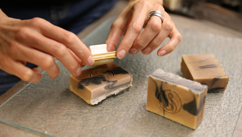 Seife stempeln, &copy; Birgit Schrammel