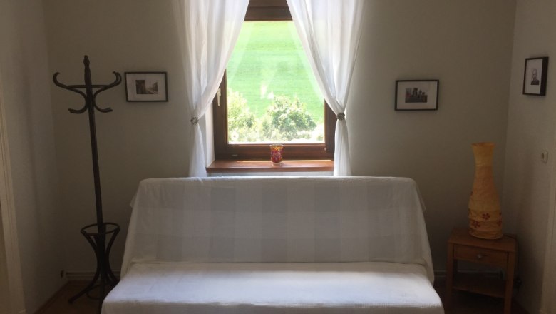 Schlafsofa in der ehemaligen Bahnw&auml;rterwohnung, &copy; M. Schorn