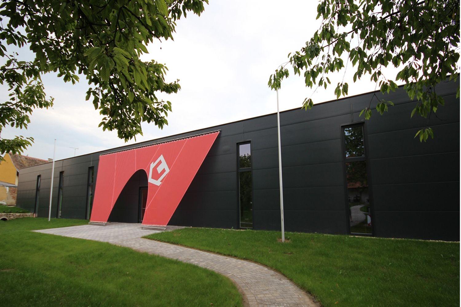 Außenansicht des Nonseums mit modernem Design und rotem Eingang.