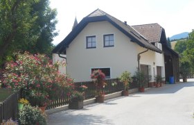 Ferienwohnung am Bauernhof mit Blumen und B&auml;umen.