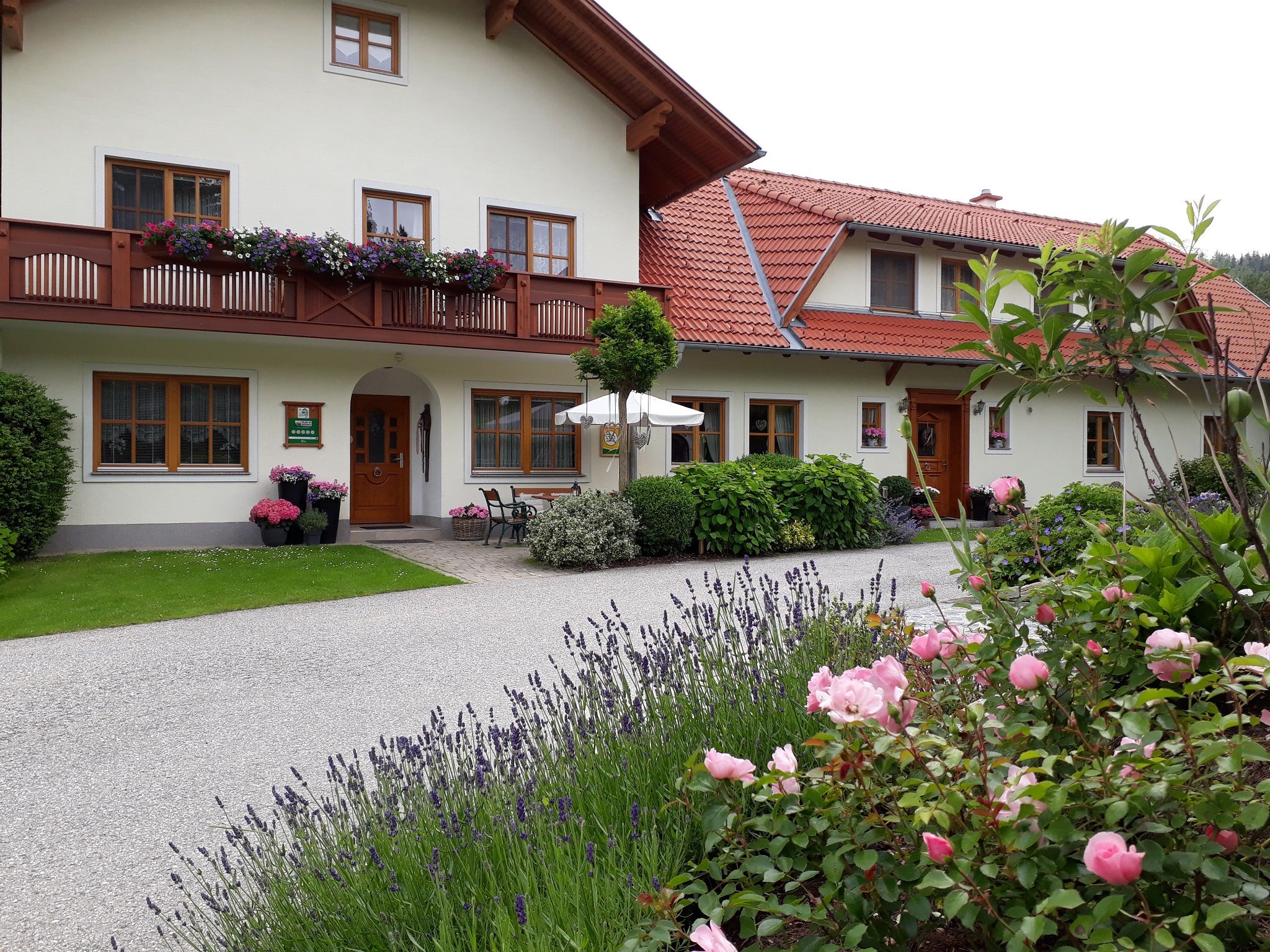 Außenansicht eines Hauses mit Blumen und Garten.