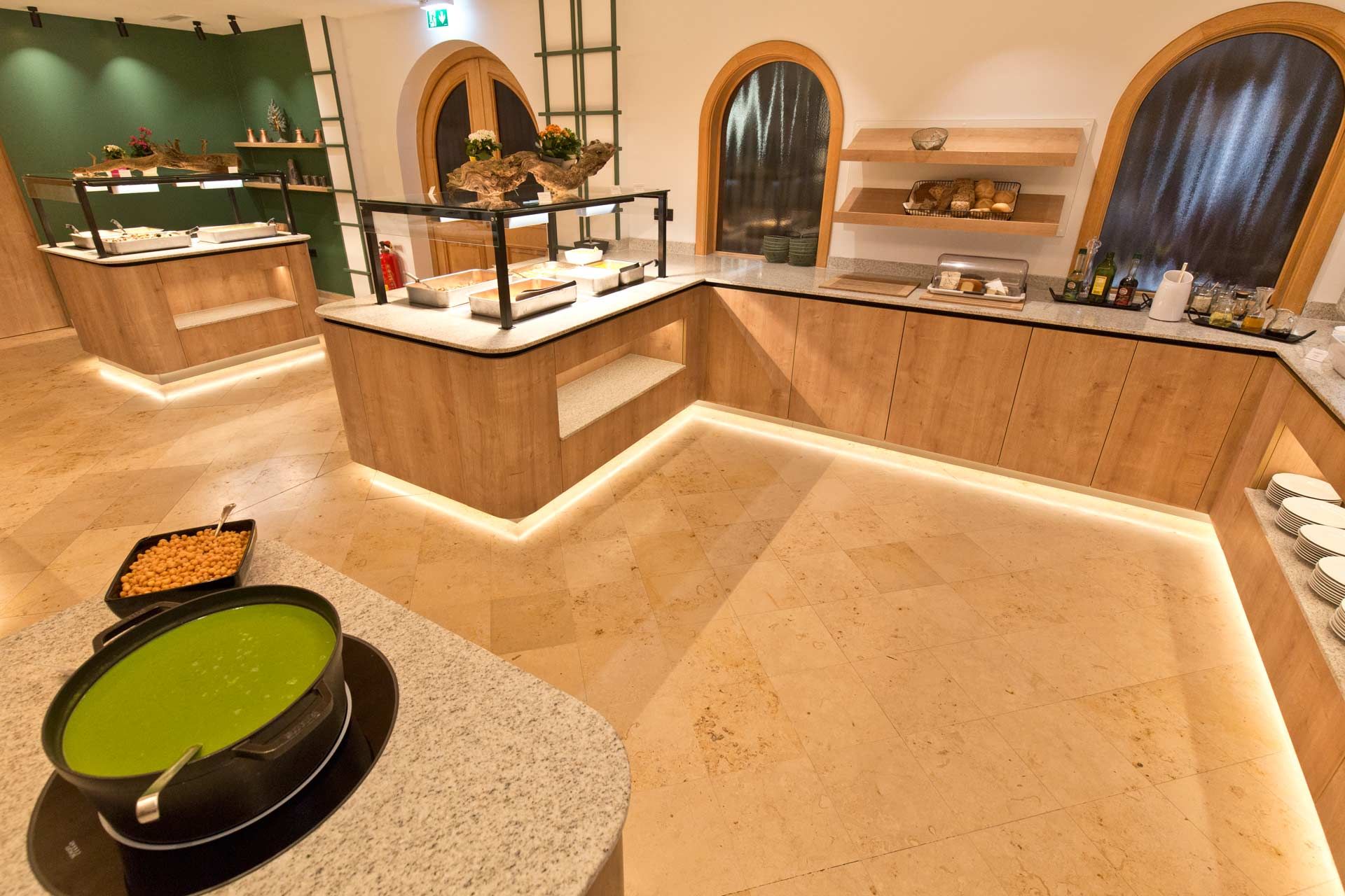 Moderner Buffetbereich mit Holzverkleidung und beleuchteten Theken.