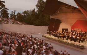 Open-Air-Konzert in Grafenegg mit Orchester und Publikum im Freien.