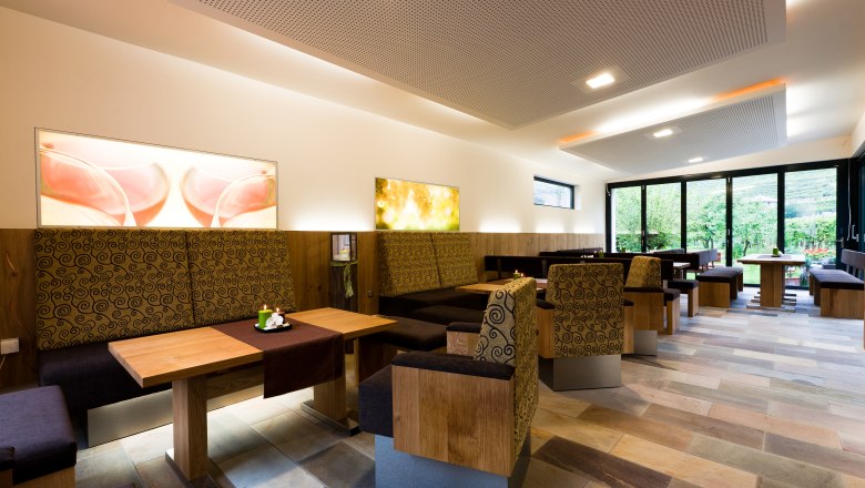 Innenansicht eines modernen Weinguts mit Holzm&ouml;beln und gro&szlig;en Fenstern.