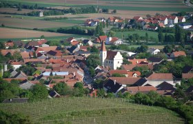Luftaufnahme von Inzersdorf mit Pfarrkirche und umliegenden Häusern.