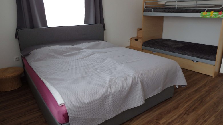 Schlafzimmer mit Kinderstockbett, &copy; Ferienwohnung Polzer