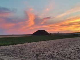 Tumulus bei Sonnenuntergang, &copy; LEADER-Region Weinviertel / Lahofer