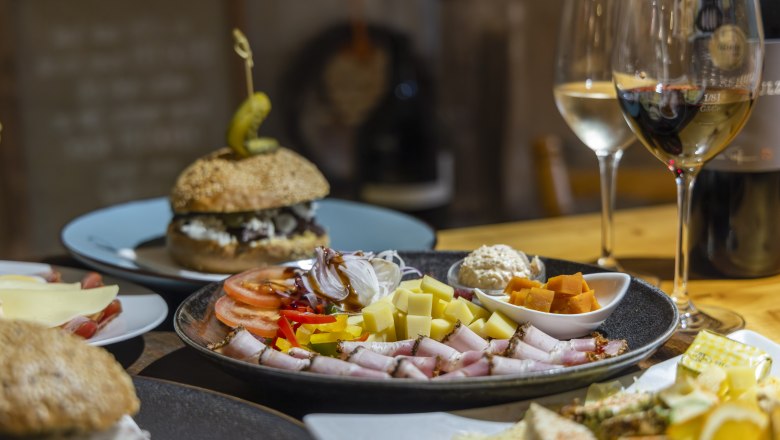 Heurigenplatten und Weingl&auml;ser