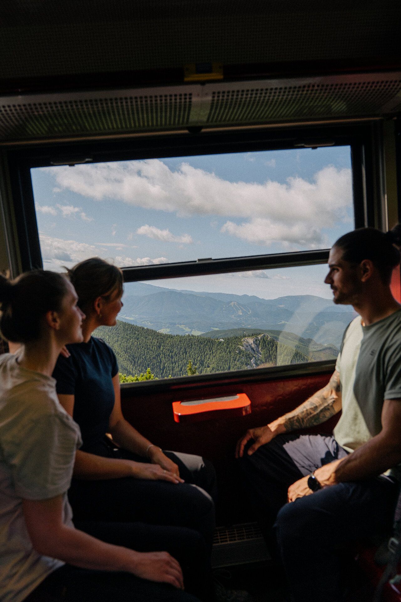 Nahaufnahme einer Schraubenkupplung zwischen zwei Eisenbahnwagen.