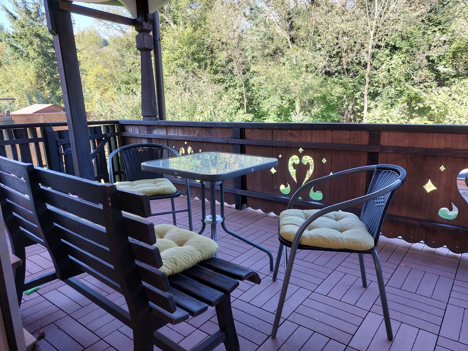 Terrasse mit Blick in den Garten 