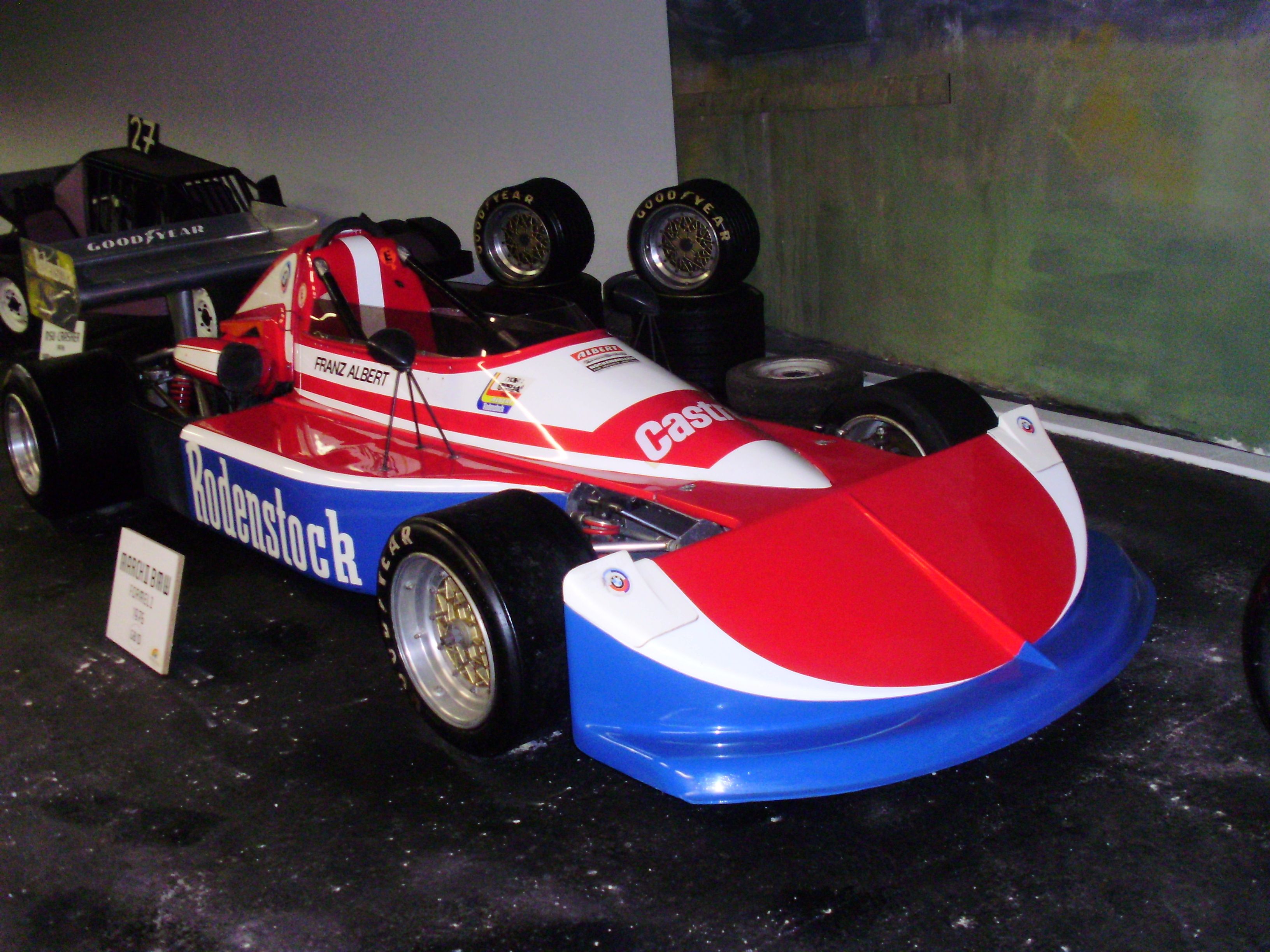 Ein rotes und weißes Rennfahrzeug mit der Aufschrift 'Rodenstock' im Automobilmuseum Aspang.