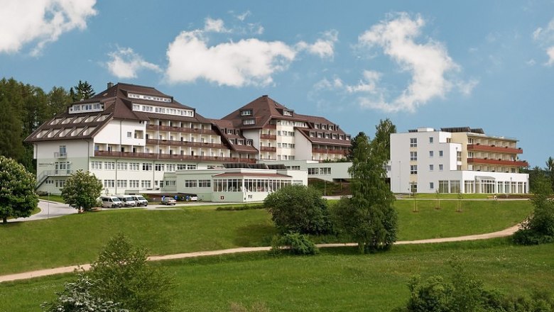 Herz-Kreislauf-Zentrum Groß Gerungs vor blauem Himmel.
