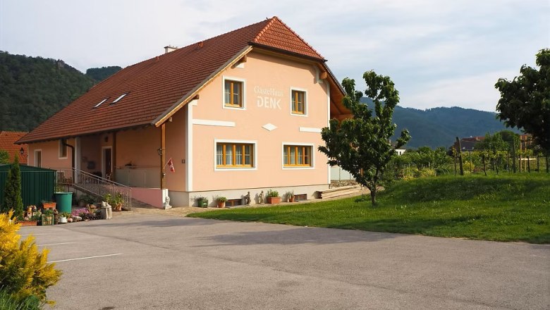 Gästehaus Denk, © Rudolf und Sandra Denk oranges Einfamilienhaus mit asphaltierter Parkfläche davor