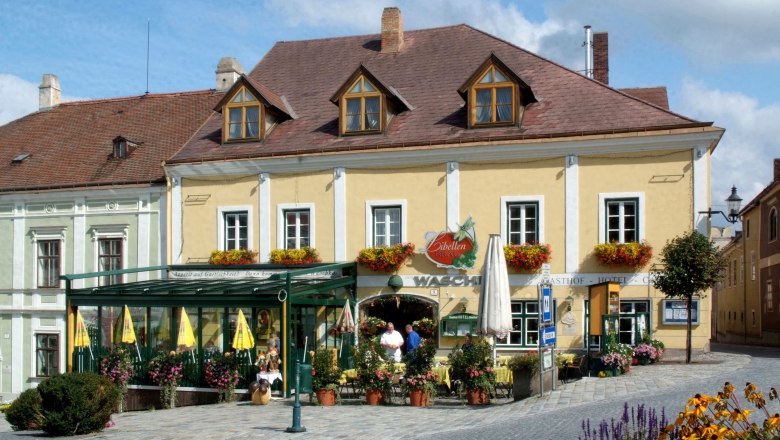 Gasthof Hentsch, © Gasthof Hentsch Ein traditionelles Gasthaus mit gelber Fassade und Blumendekorationen.
