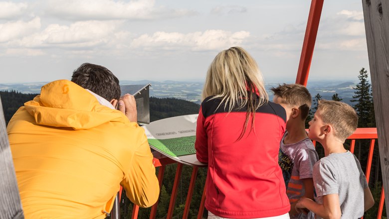 Menschen auf einem Aussichtspunkt in M&ouml;nichkirchen mit Blick auf die Landschaft.