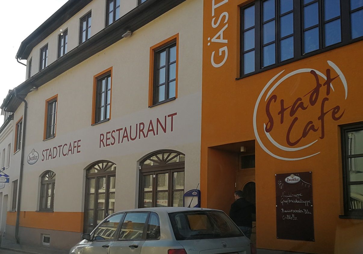 Außenansicht eines Gebäudes mit der Aufschrift 'Stadtcafe Restaurant'.