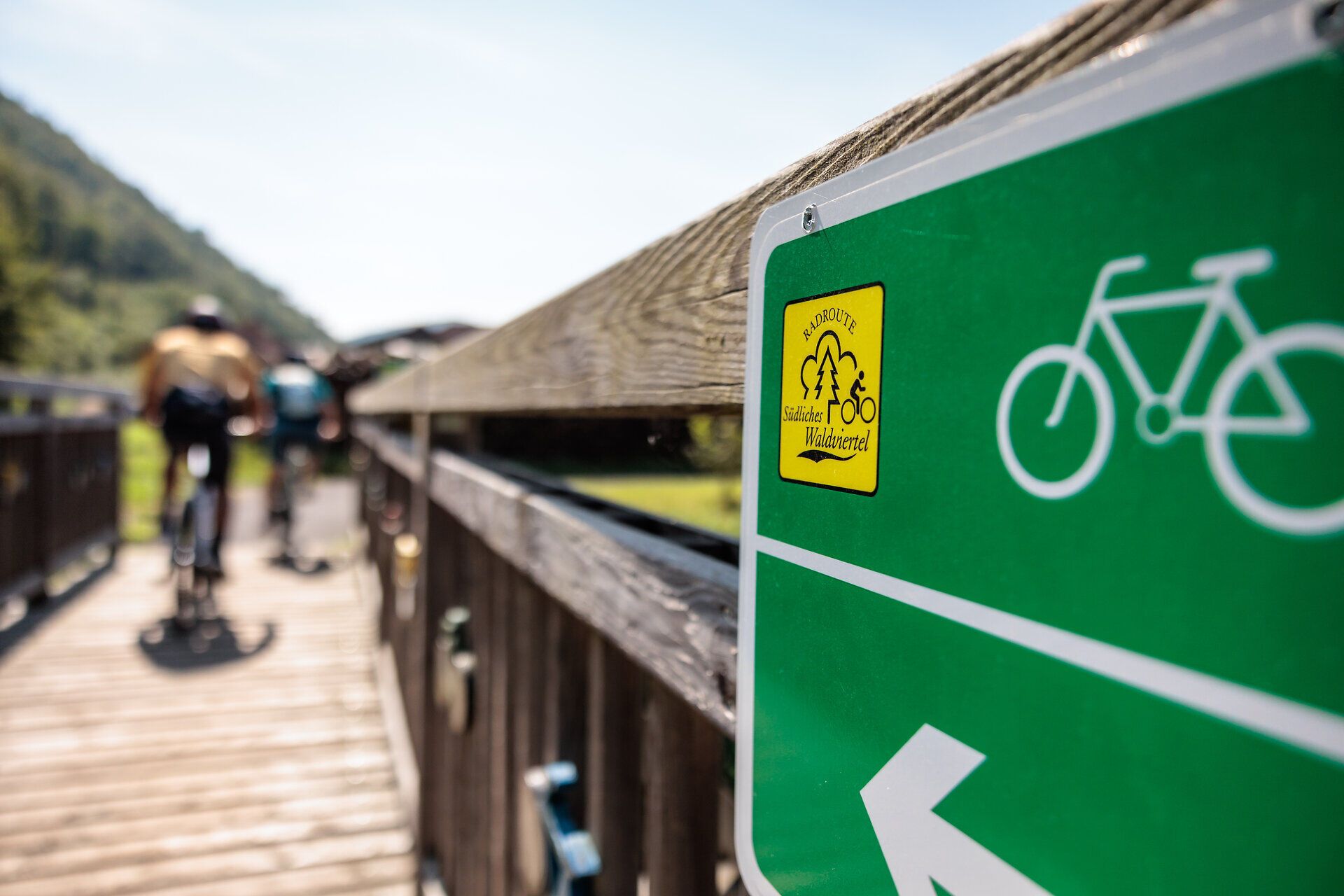 Die sanften Hügel des südlichen Waldviertels laden zu einer erfrischenden Radtour ein. Die klare Luft und die malerische Landschaft schaffen eine perfekte Kulisse für unvergessliche Erlebnisse in der Natur. Entdecken Sie die Schönheit der Region und genießen Sie die Freiheit auf zwei Rädern.