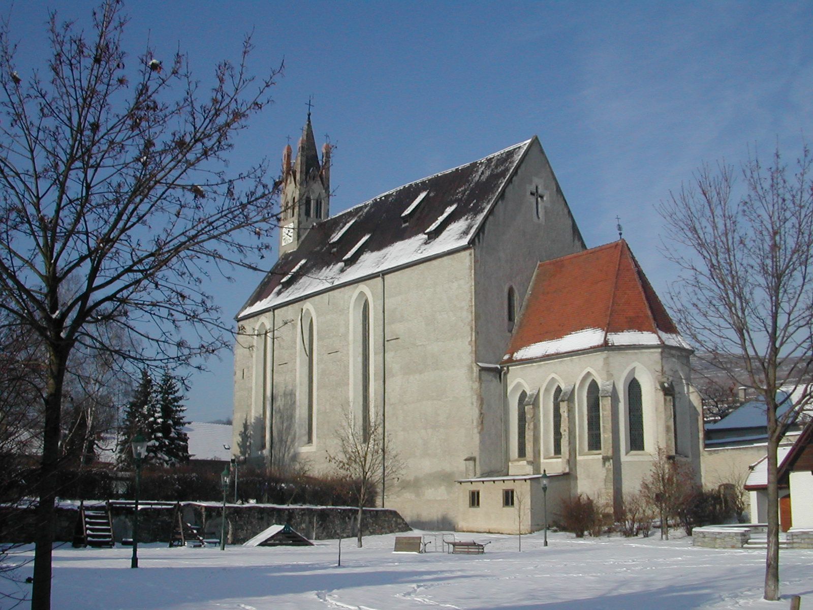 Pfarrkirche Imbach im Winter mit Schnee bedeckt.