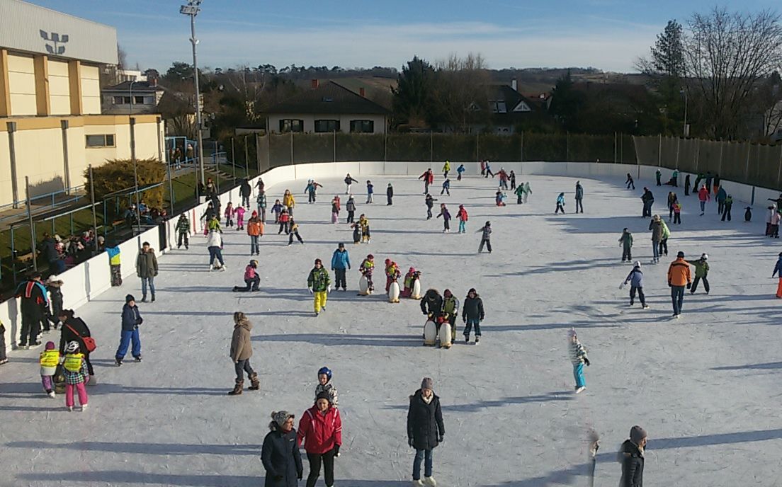 Menschen beim Eislaufen auf einem Freiluft-Eislaufplatz in Wolkersdorf.