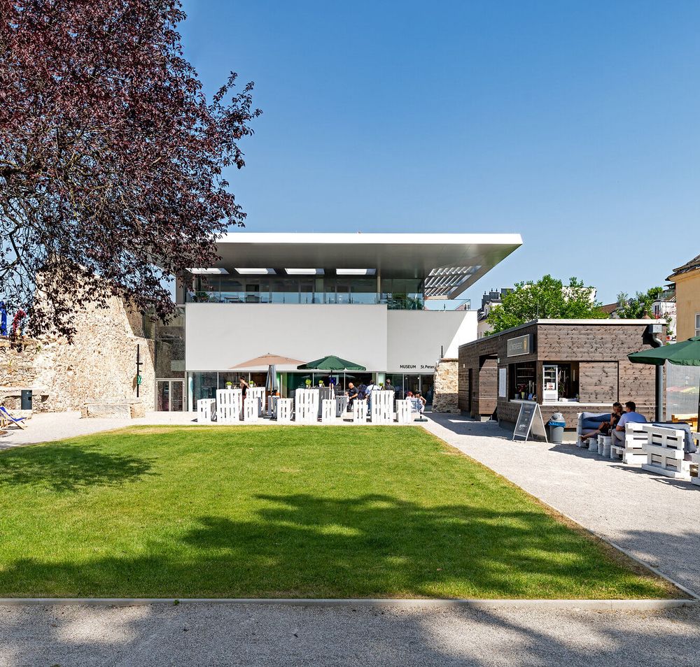 Das Museum St. Peter an der Sperr liegt direkt neben der Stadtmauer. Davor gibt es einen kleinen Park, indem oft Veranstaltungen stattfinden.