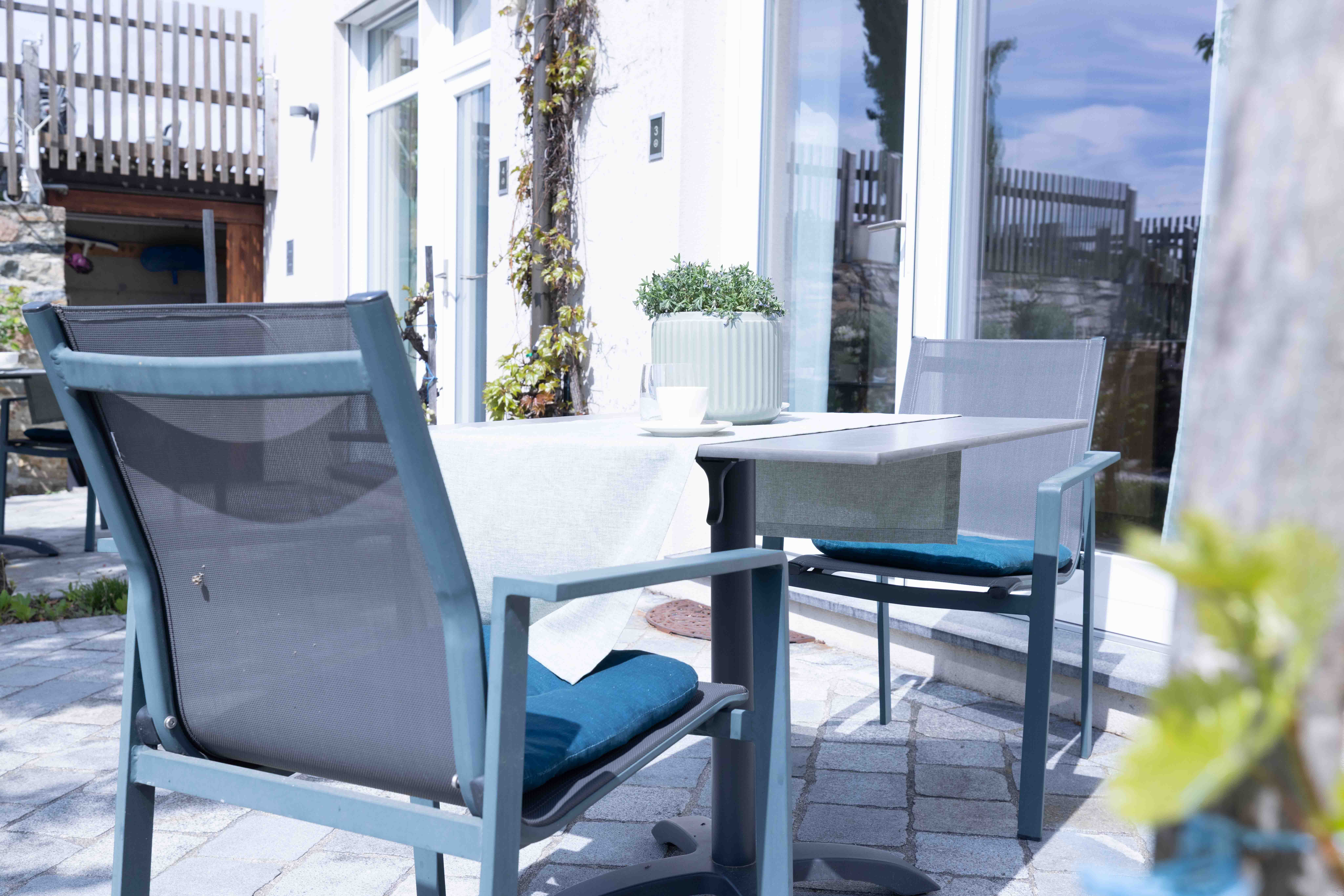Tisch und Stühle auf eigener Terrasse