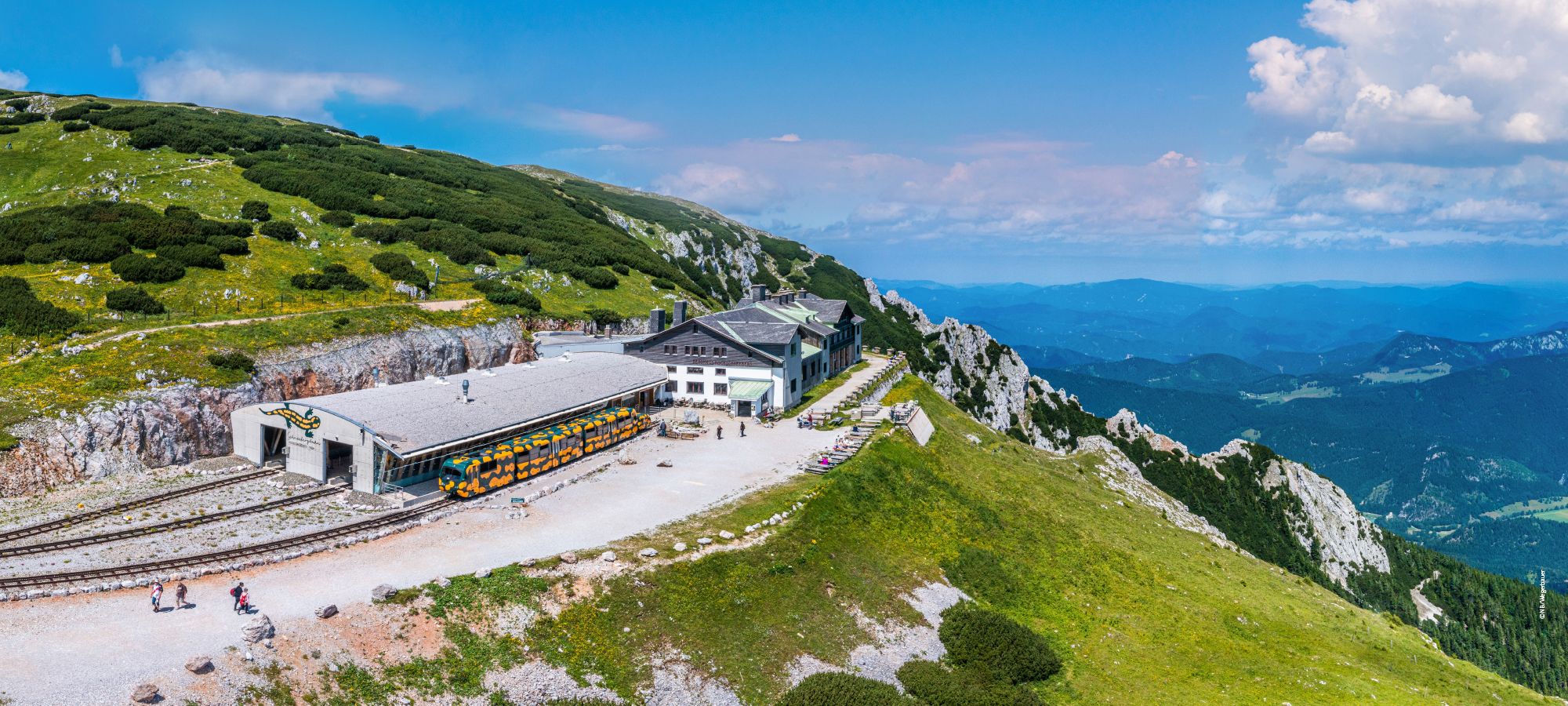 Bergstation der Schneebergbahn mit Panoramablick auf die umliegenden Berge.
