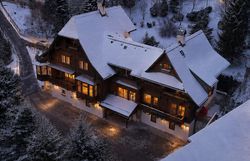 Villa Schönthaler bei Nacht mit Schnee