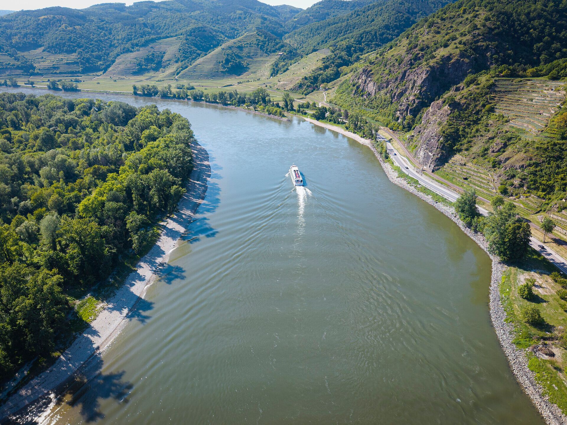 Ein Schiff auf der Donau aus der Vogelperspektive