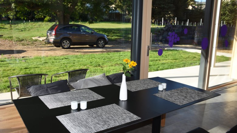 Gedeckter Tisch im Frühstücksraum.