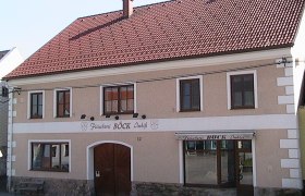 Fleischerei Böck Gebäude mit Imbiss in einem zweistöckigen Haus.