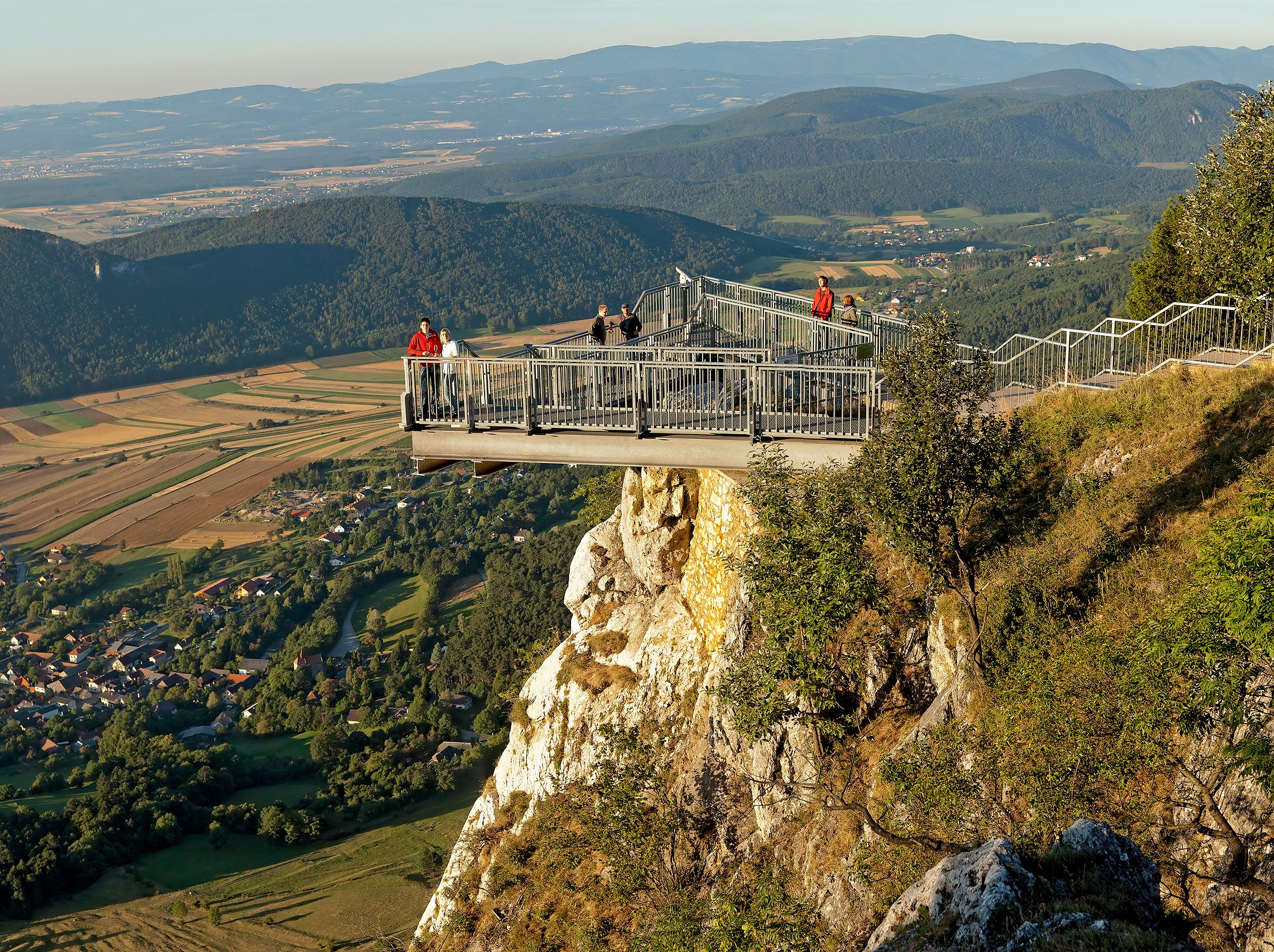 Skywalk Hohe Wand mit Besuchern und Blick auf die Landschaft.