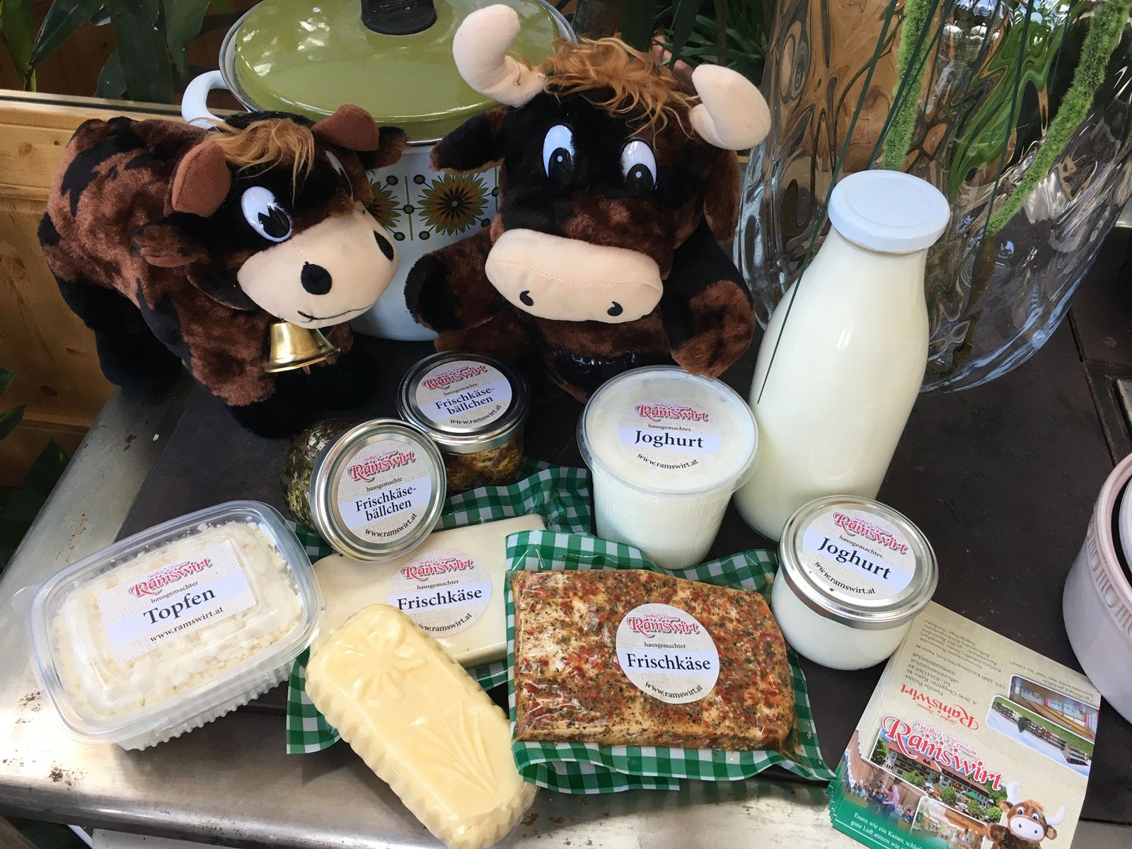 Verschiedene Milchprodukte mit zwei Plüschkühen.