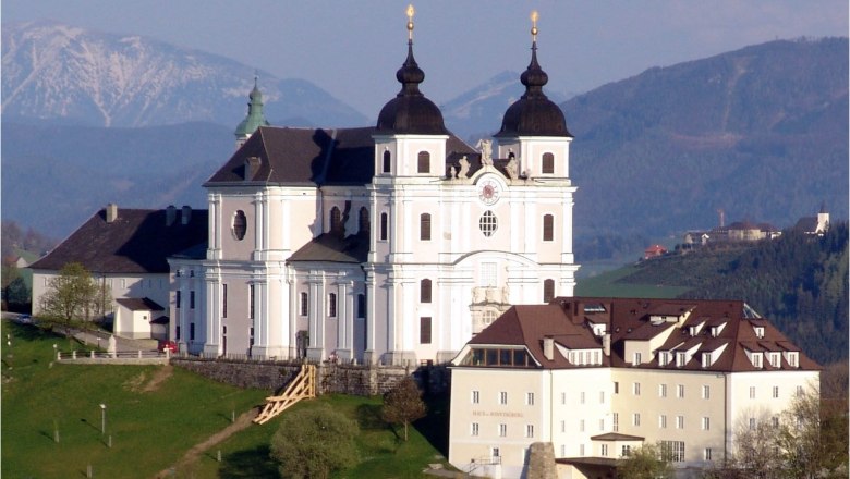 Basilika Sonntagberg auf einem H&uuml;gel mit Bergen im Hintergrund.