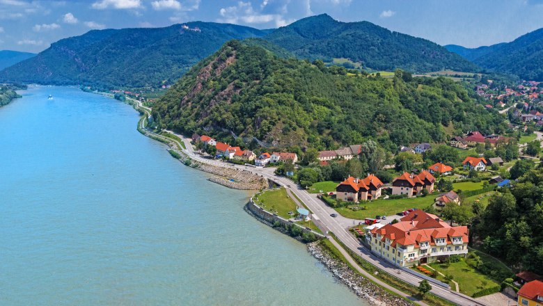 Luftaufnahme der Wachau mit Donau, H&uuml;geln und Geb&auml;uden.