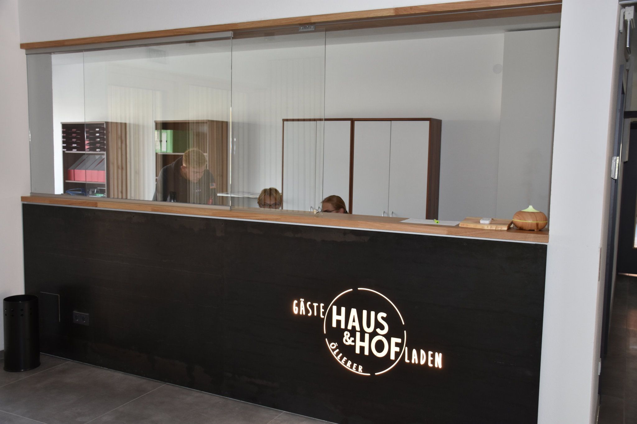 Rezeption mit leuchtendem Logo.