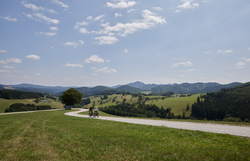 Sanfte Hügel und weitläufige Wiesen laden zu einer erholsamen Radtour ein. Die klare Luft und die malerische Landschaft schaffen eine perfekte Kulisse für unvergessliche Erlebnisse in der Natur.