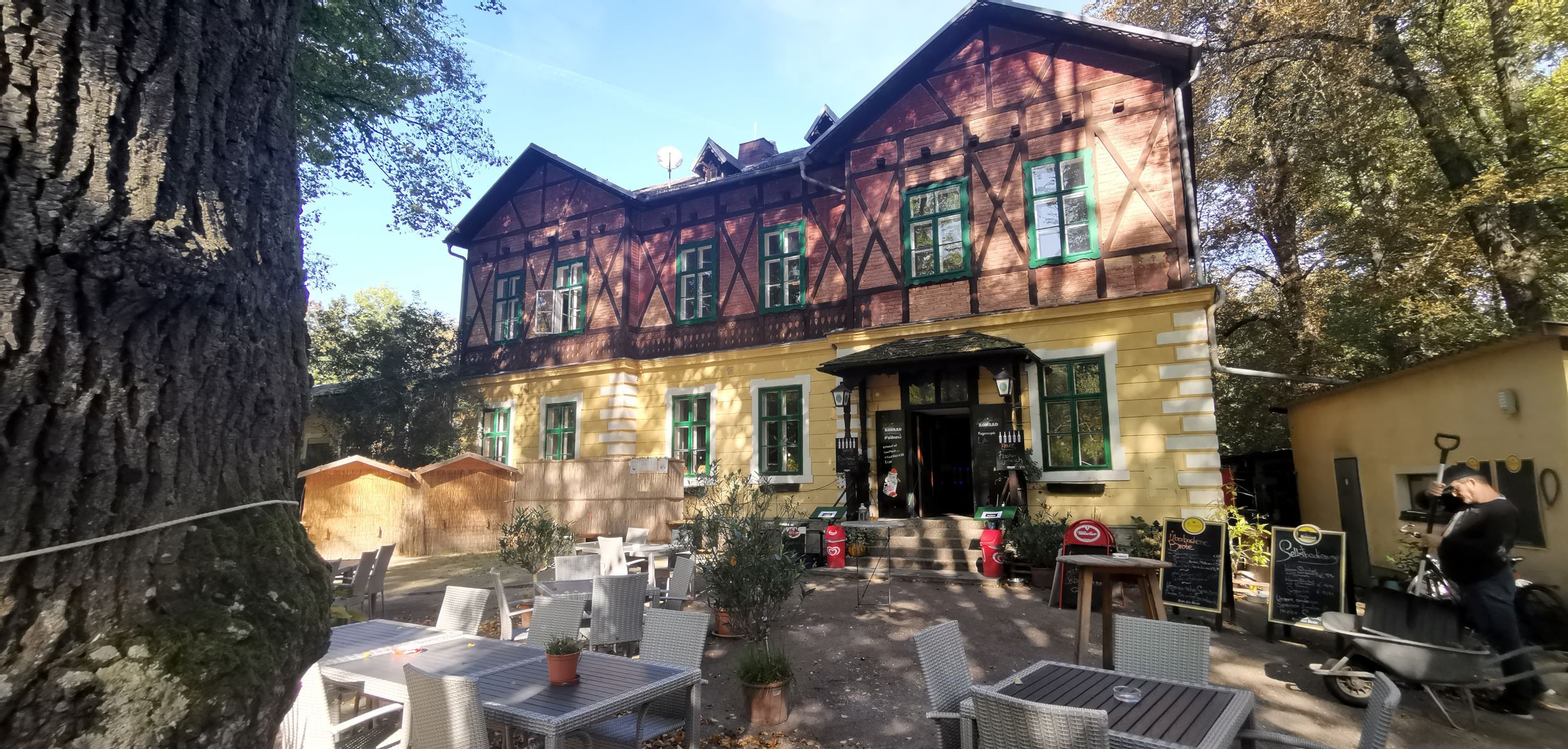 Außenansicht eines traditionellen Gasthauses mit Biergarten.
