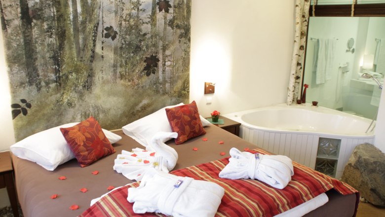 Romantikzimmer mit Whirlwanne, © Hotel-Restaurant Liebnitzmühle