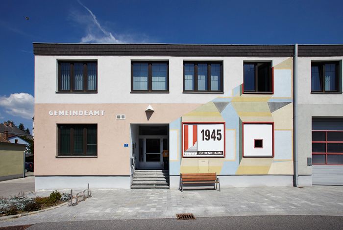 Fassade des Gemeindeamts in Hochwolkersdorf mit Gedenkraum 1945.