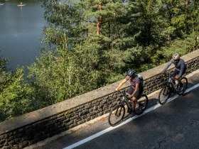 Die sanften H&uuml;gel und der glitzernde Stausee Dobra laden zu unvergesslichen Erlebnissen in der Natur ein. Radfahrer gleiten entspannt entlang des malerischen Ufers, w&auml;hrend die &uuml;ppigen B&auml;ume Schatten spenden und die frische Luft zum Durchatmen einl&auml;dt.