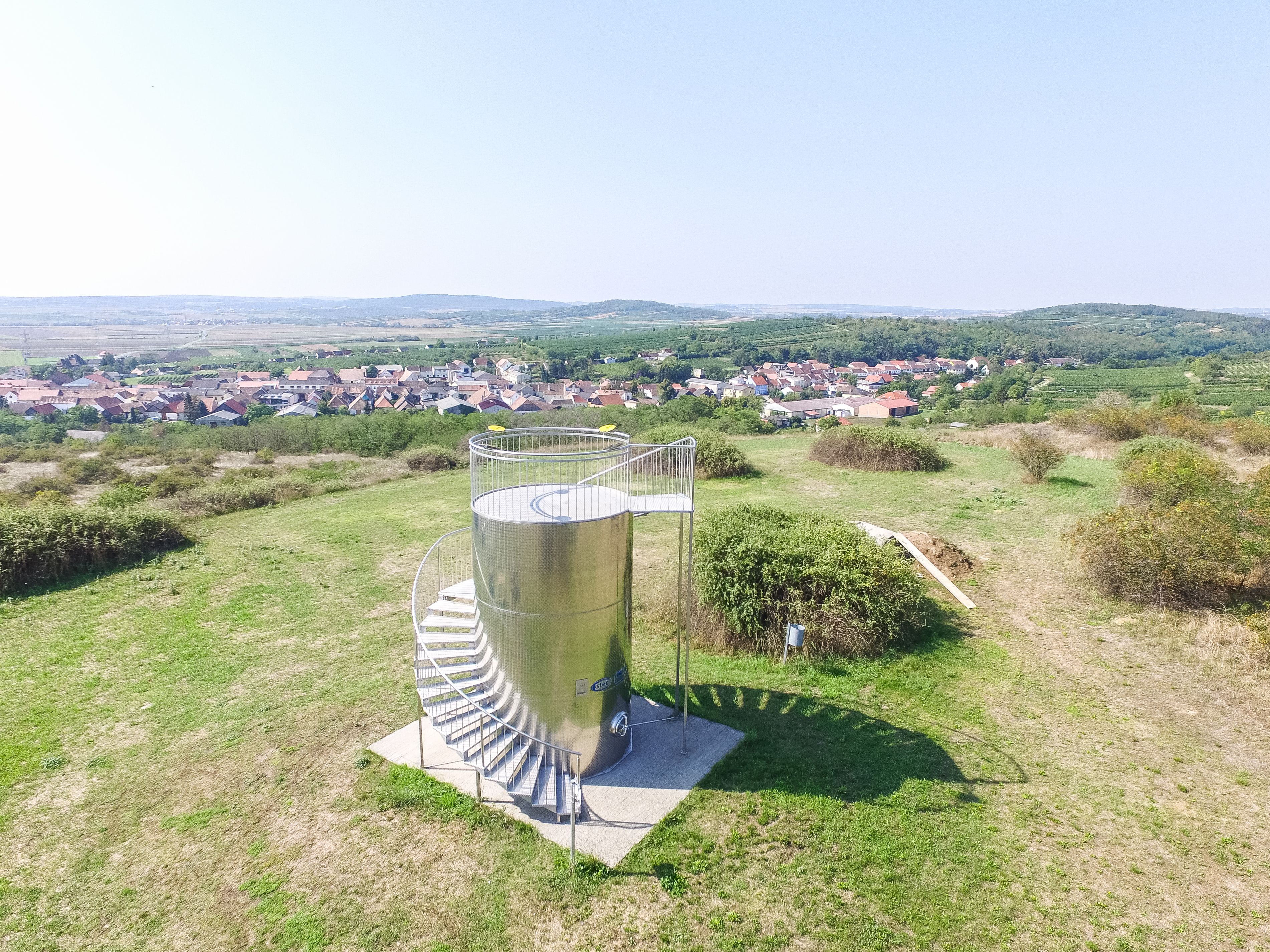Aussichtsturm in Röschitz mit Blick auf das Dorf und die umliegende Landschaft.