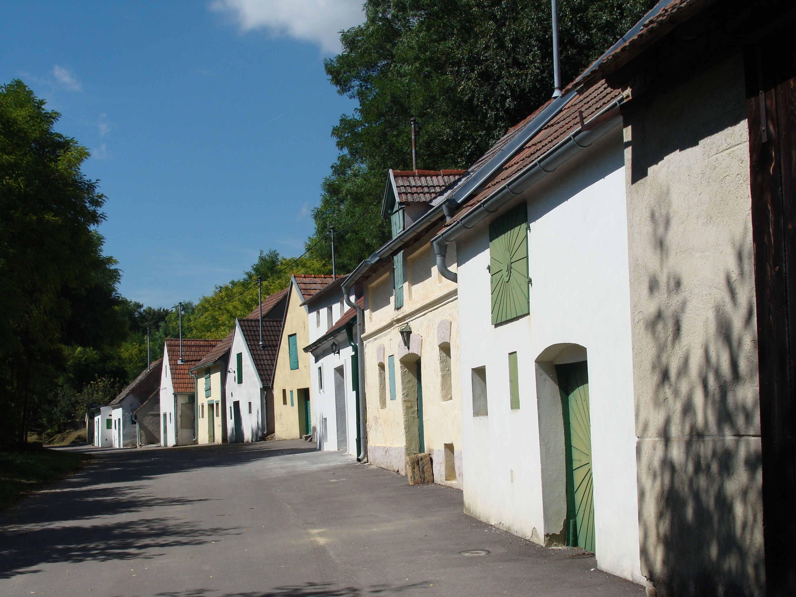 Reihe von Weinkellern in der Kellergasse Altlichtenwarth bei sonnigem Wetter.