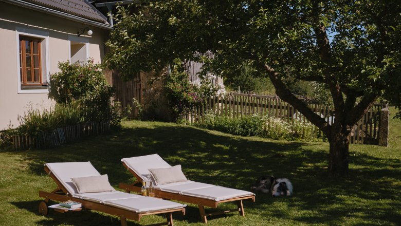 Liegen im Innenhof, &copy; Mathias Lixl / lixl.com