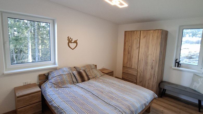 Schlafzimmer 1 mit Doppelbett, &copy; Waldzauber Hirschenwies
