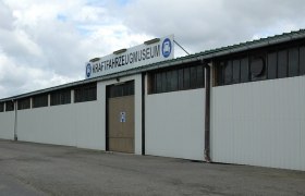 direkt am Bahn&uuml;bergang, &copy; Kraftfahrzeugmuseum Sigmundsherberg