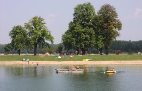 Menschen entspannen am Aubad Hohenau.