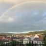 Stadtansicht von Krems mit Regenbogen am Himmel.